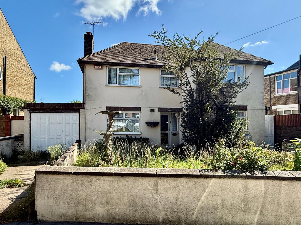 Lot: 150 - DETACHED HOUSE FOR REFURBISHMENT - Detached house with garage
